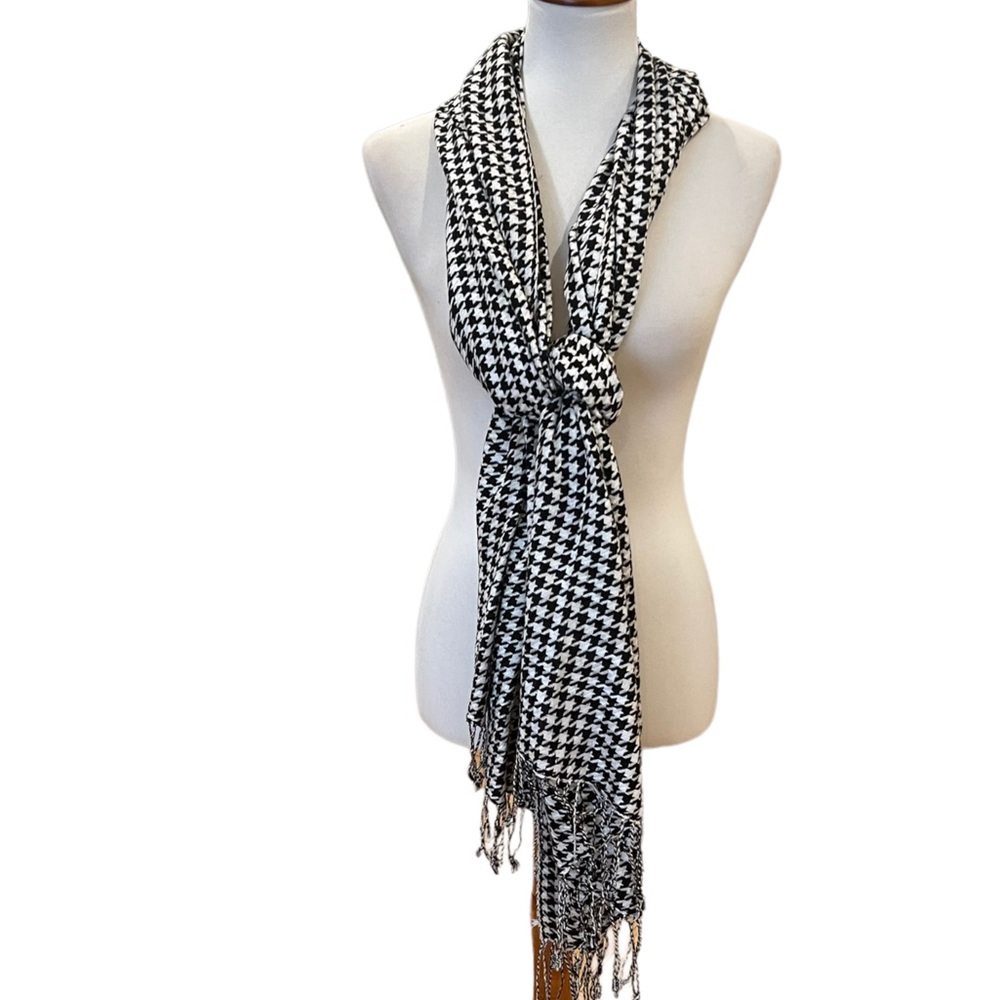 Chevron printed  - Long black and wife printed scarf. Pashmina  like new